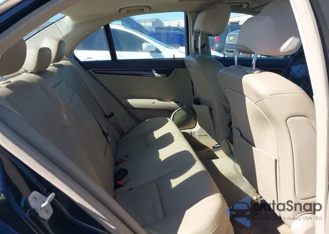 2011 Mercedes-Benz C 300 Luxury/Sport z USA, uszkodzony, nr VIN WDDGF5EB5BA468653